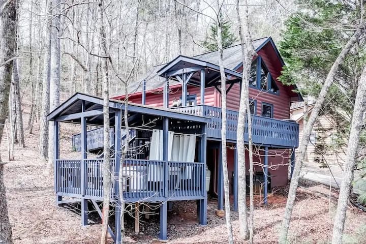 The Happy Camper | Hot Tub + Walk to Helen