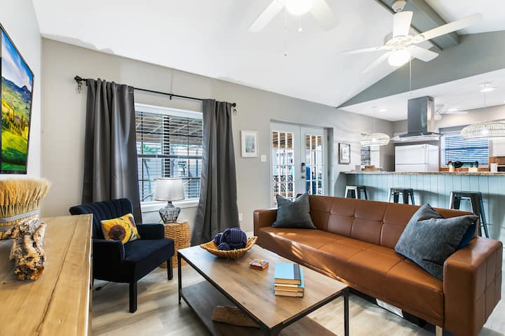 2BR Seaside Oasis/ Beachfront & SpaceX Views
