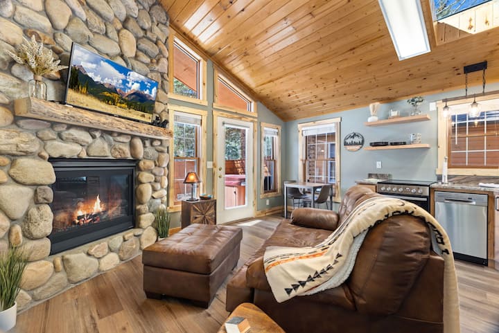 Hot tub, fireplace, river. K bed
