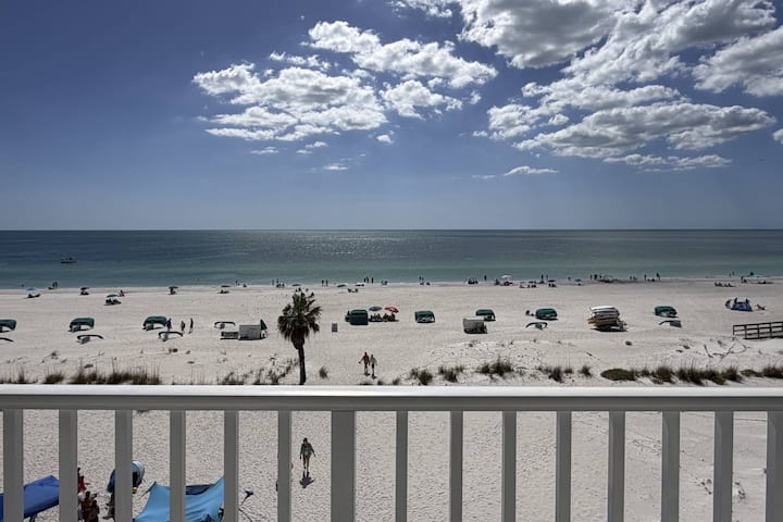 Beachfront Studio w/ Pool, Tiki Bar & Gulf Views