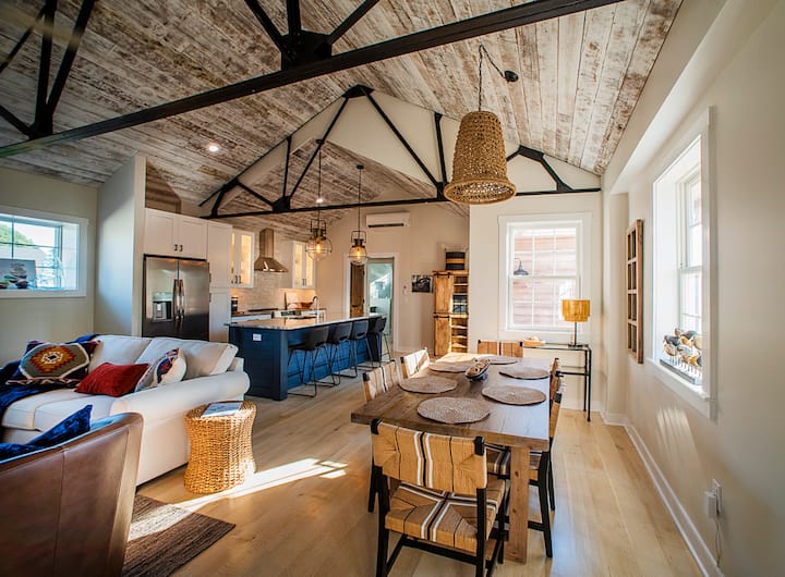 Upscale Downtown Suite in Lewes