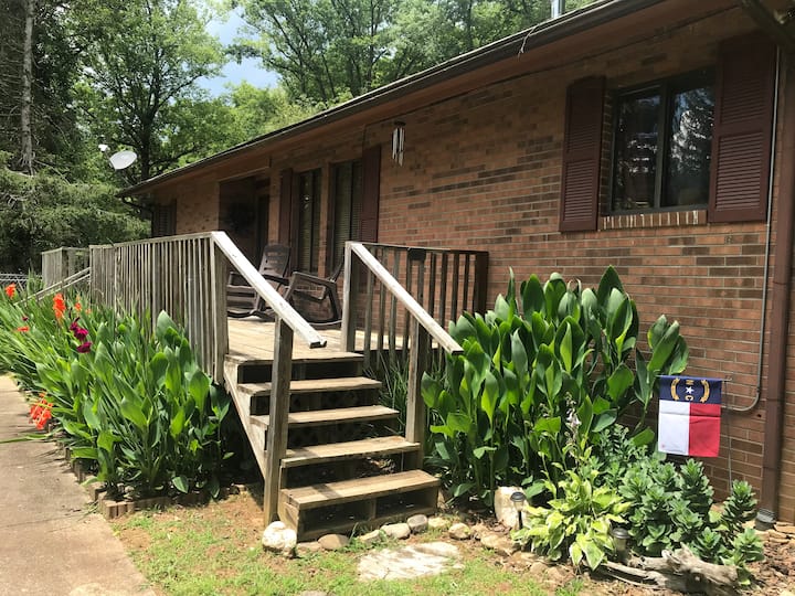 Cozy by the Creekside: 1.4 miles to Casino