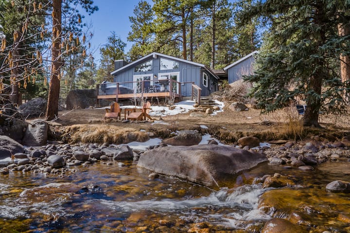 Hot tub! King bed & fireplace! Riverfront cabin
