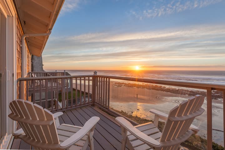 Moonraker -Oceanfront, balcony, kitchen, fireplace