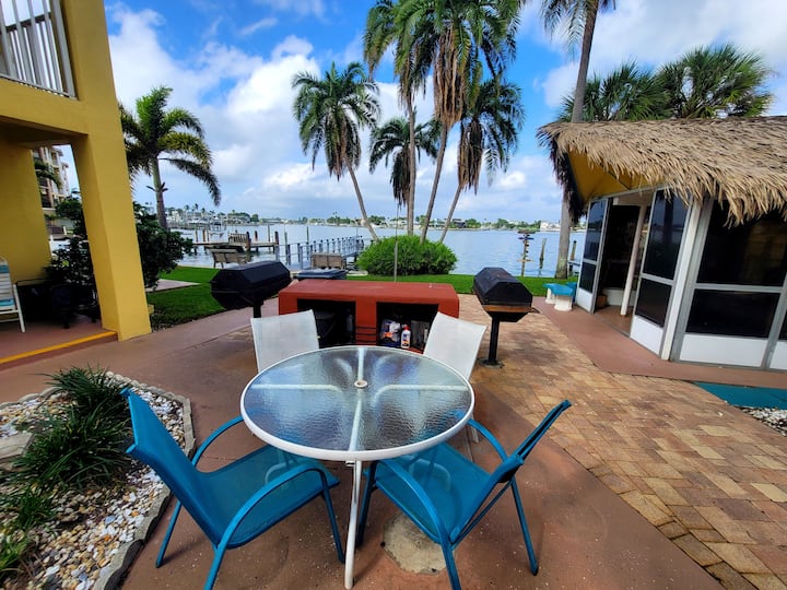 Waterside Studio in the heart of TI, walk to beach