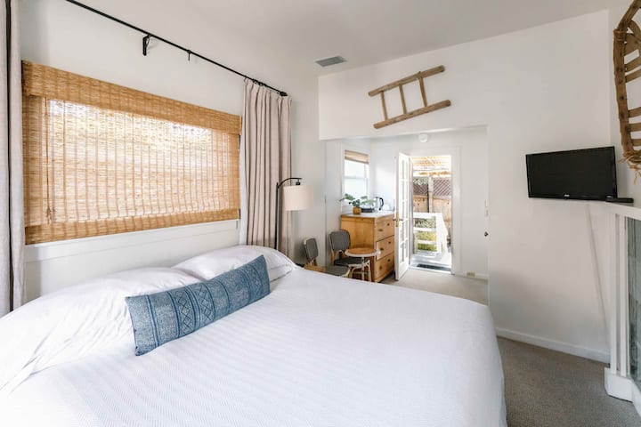 Wine Country Inn | Walk to Plaza | Palm Suite
