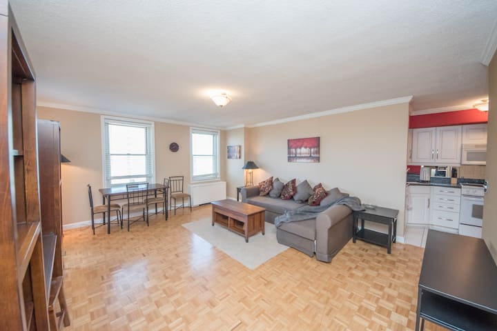 Downtown Condo near Centennial Park/Mercedes Benz