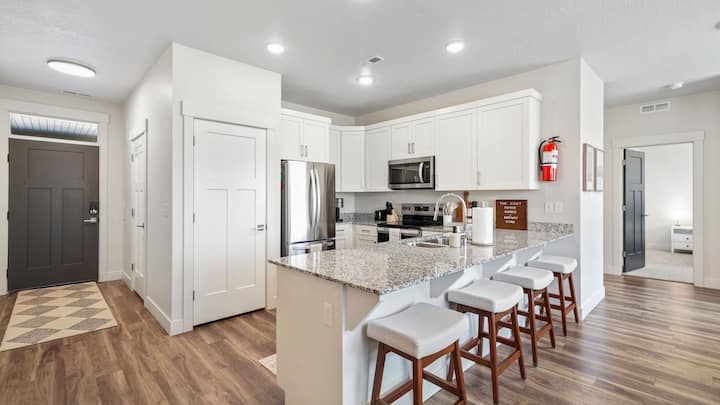 Cozy Swiss Condo King Bed, Sleeps 6, Free Blanket