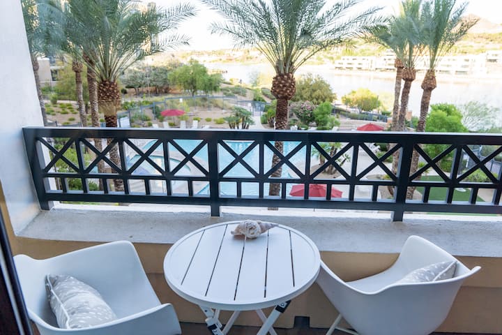 Luxury Condo - Stunning Views of the Lake & Pool