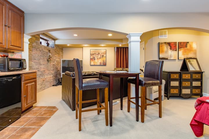 Beautiful Private Basement Suite near Downtown