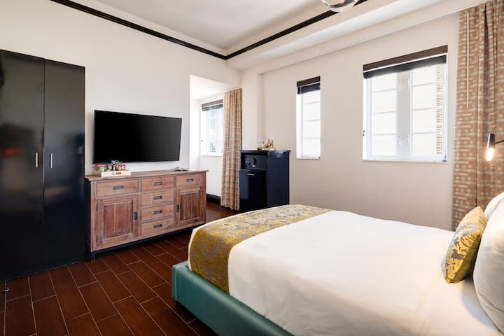 Stylish Room, Queen Bed, Pool, Sundeck, Restaurant