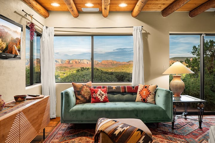 Panoramic 1-Bedroom Apt w/ Terrace, BBQ & Firepit