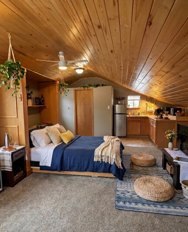 Cute & Quiet: above garage studio on golf course