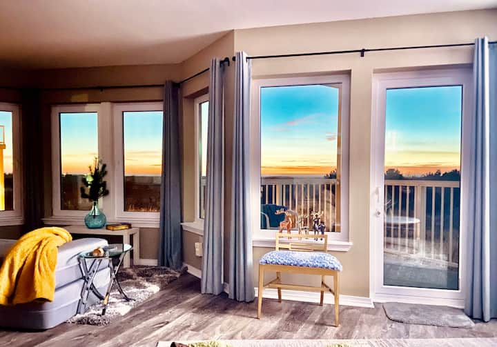 Stylish Oceanfront Escape 2 Master Suites King Bed