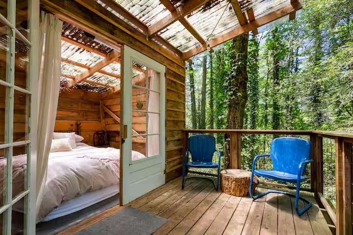 Rustic Secluded Treehouse Near DuPont & Downtown