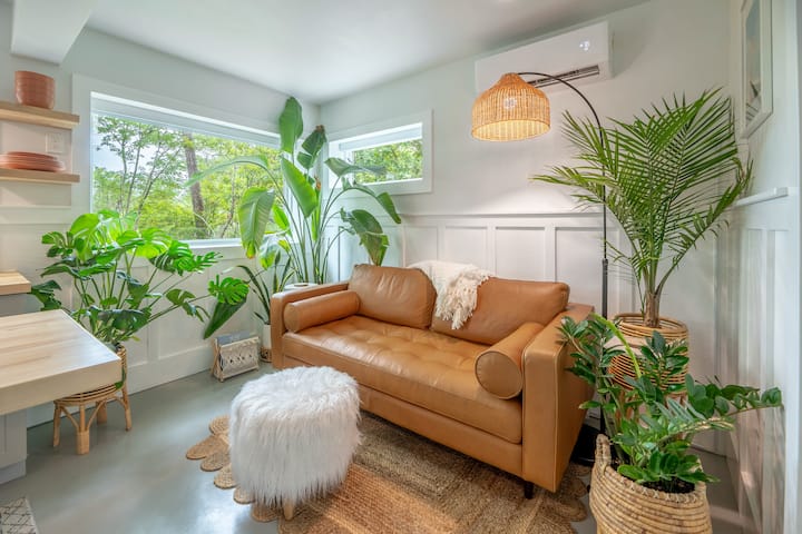 Modern couples retreat. Brand new! Close to beach