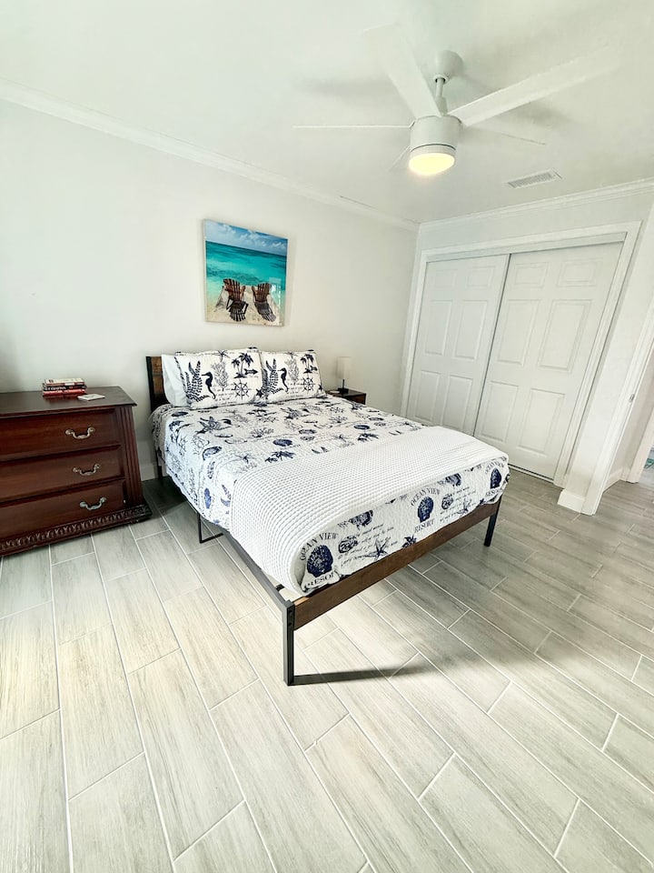 Clearwater Gem: 1BR Just a Block from the Beach
