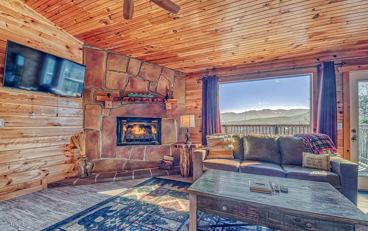 Stunning Mountain View! HotTub! Clean!