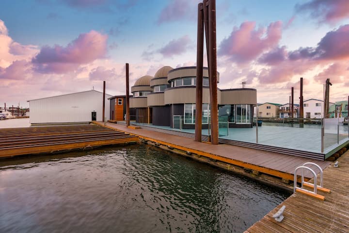 Aqua Star – Iconic Floating Home on the Columbia