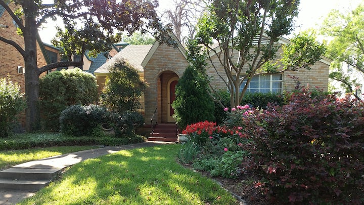 Charming Cottage Close to Downtown