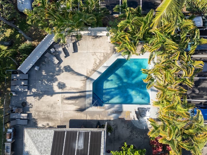 Kona 1BR Condo w/ Pool, Office, Walk to Beach