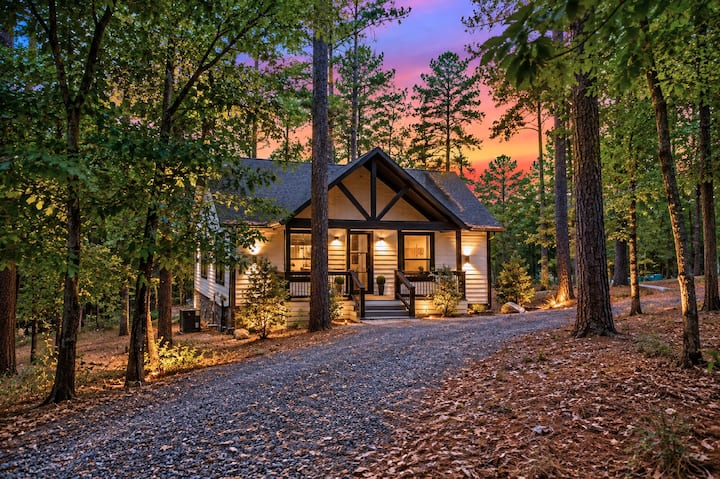 Luxurious Couples Cabin I Pool & Pickleball Access