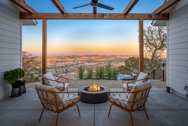 High Ridge Cottage - vineyard views and hot tub