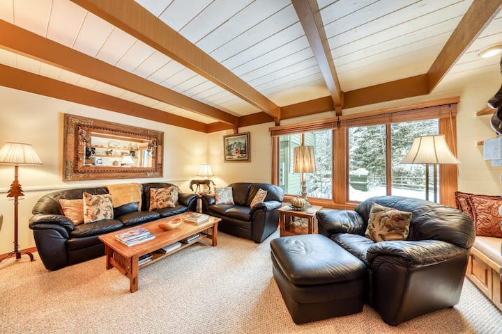 Charming 2BR Mountainview | Deck