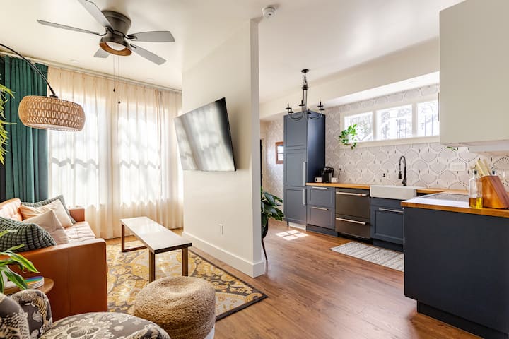 Southtown Suite- Free Parking&Steps from Downtown
