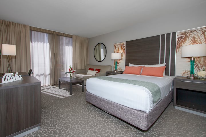 Waikiki Palms Retreat -Walk to Beach & Dining