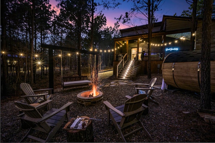 Romantic Escape | Sauna, Soaking Tub & Hot Tub