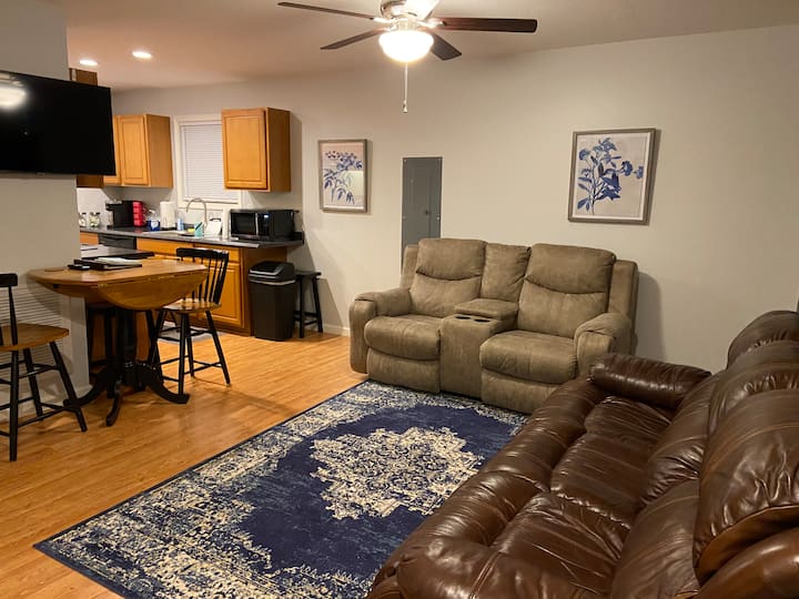 Quiet 2 bed home less than 2 miles from Downtown