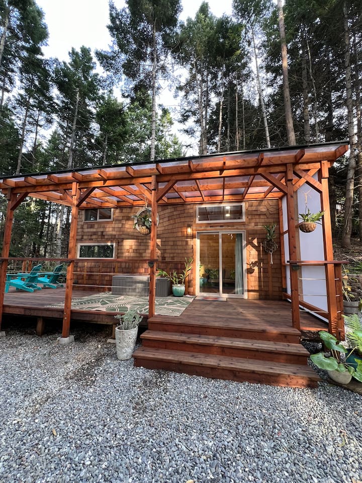 Fern Canyon Hideaway, Walk to Beach & Waterfall