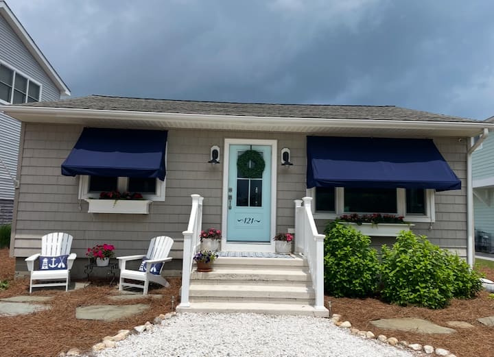 Waterfront 3 bedroom 2 bath Bayside Cottage