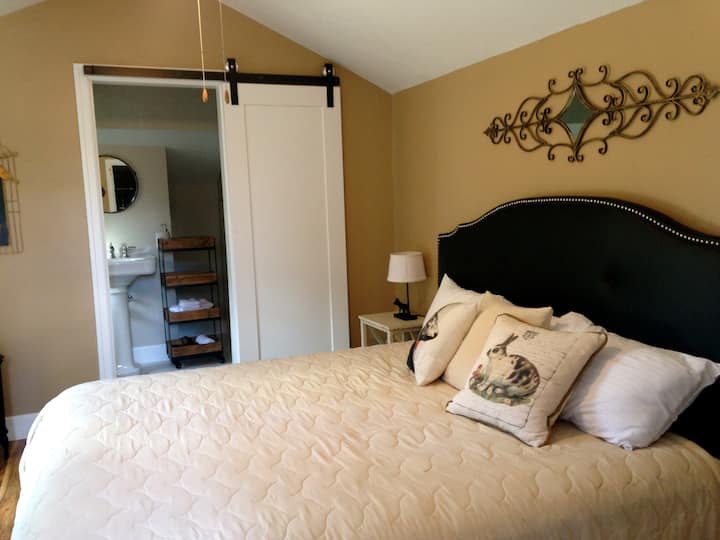 Tudor Inn Cottage - Downtown Bend