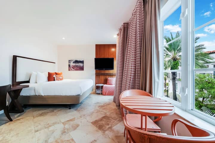 Española Way Escape in Center of South Beach Miami