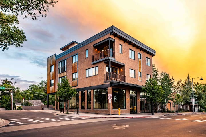 (202) Flagtown Lofts, 1 bed 1 bath, AC W/HotTub