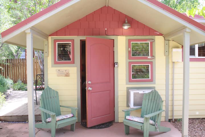 Kenzie's Tiny Cottage- Prvt Hot Tub & Rain shower