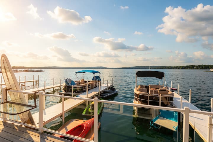 Boathouse on Crooked Lake! NEW
