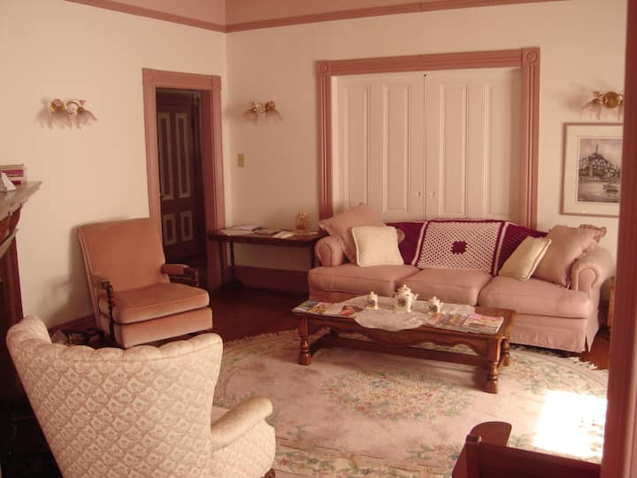 Rose Garden Inn-Room 3 (Private Bathroom)