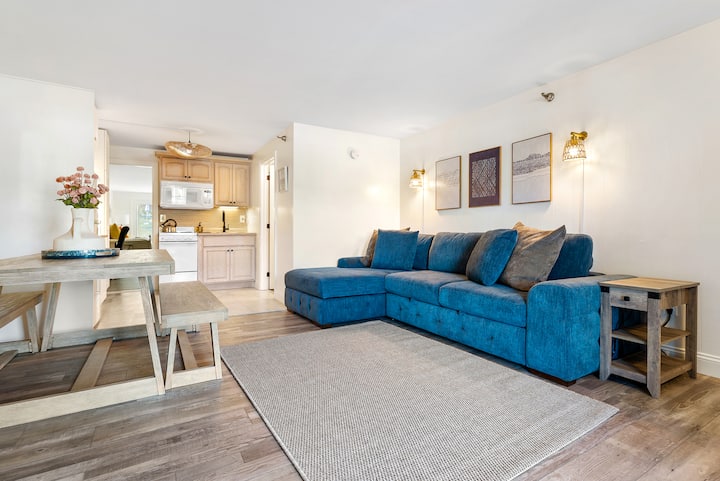 King Bed, 2 BA, Pools, AC, walk to everything!