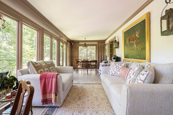 Private Room with Queen Bed on Mallardee Farm