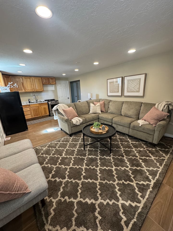 The Hidden Hideaway. Cozy 2 bedroom apartment