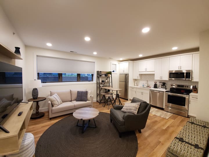 Modern, newer TC condo, 5 minute walk to downtown