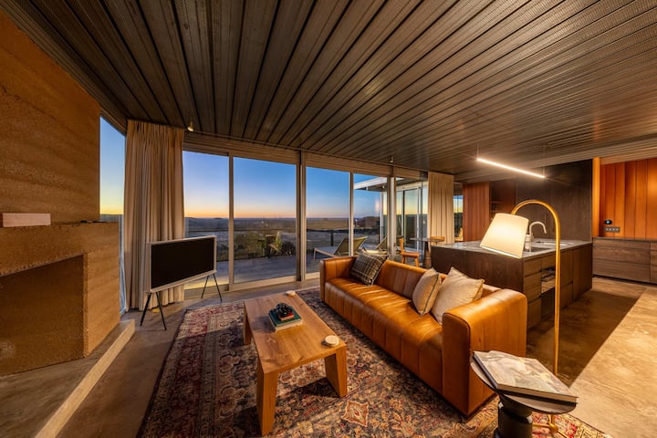 Modern Cabin + Hilltop Views + Minutes to Main St