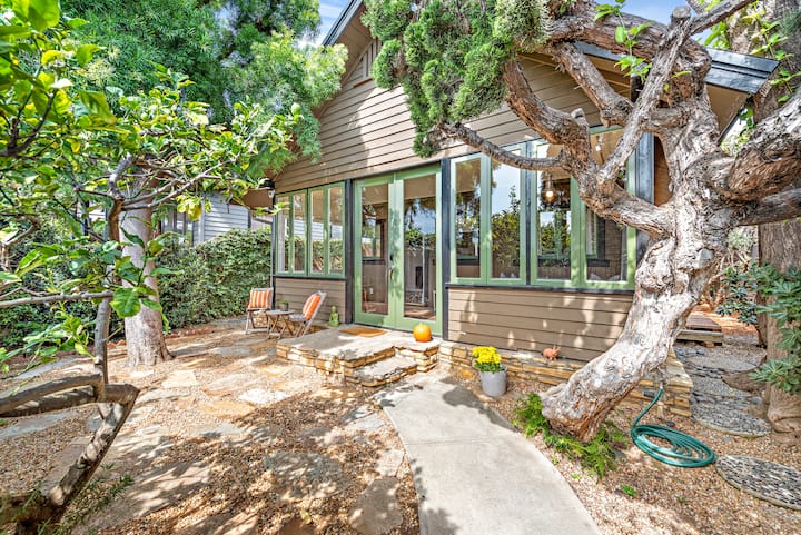Sea Cottage - Two blocks to beach Steps to Village