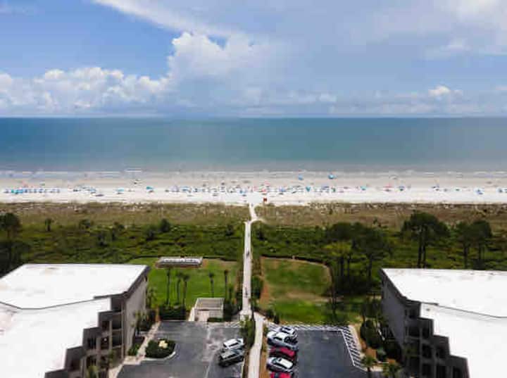 1 minute walk to the beach!