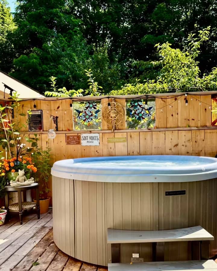 SeaRose Suite w/ on-site Hot tub & Wood-fire Sauna
