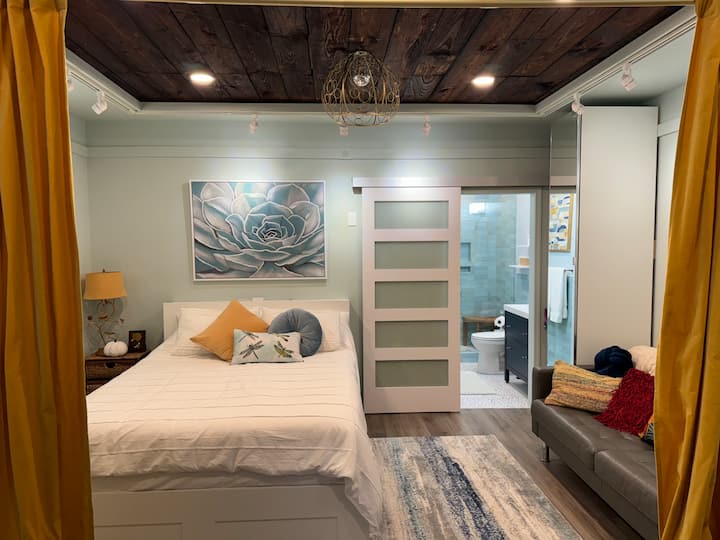 Midtown cottage- and treehouse!
