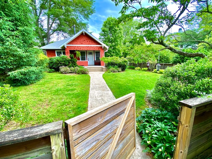Downtown Deluxe Bungalow, Fenced Yard